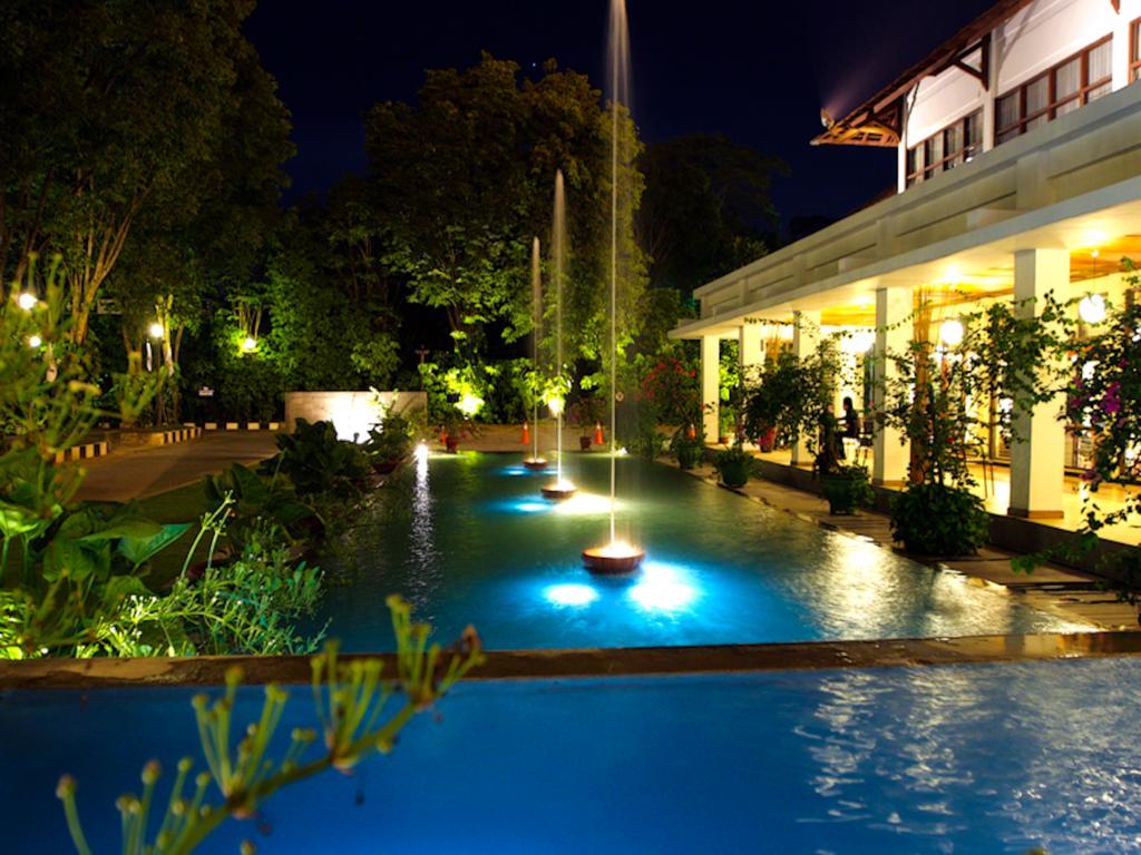 סמרינדה Mesra Business & Resort Hotel מראה חיצוני תמונה